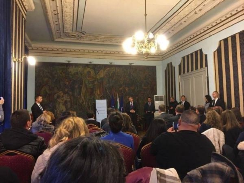 Президентът Росен Плевнелиев връчи грамота на Ученическия Съвет на СУ "Димитър Благоев" 