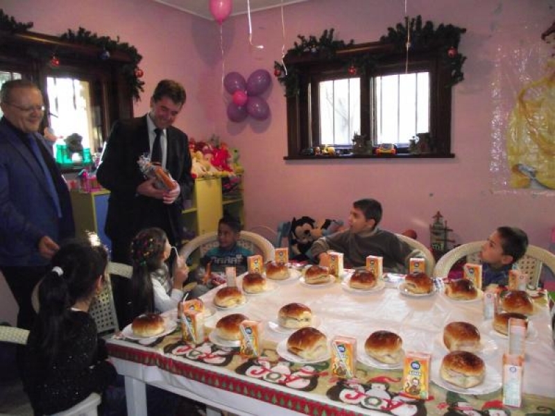 Кметът на Община Свищов зарадва с Kоледен празник приемните семейства и децата, които отглеждат