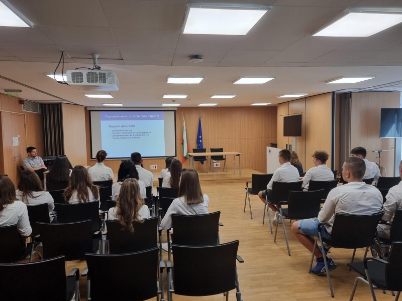 Ученици от ПДТГ "Димитър Хадживасилев" посетиха Дома на Европа в София 