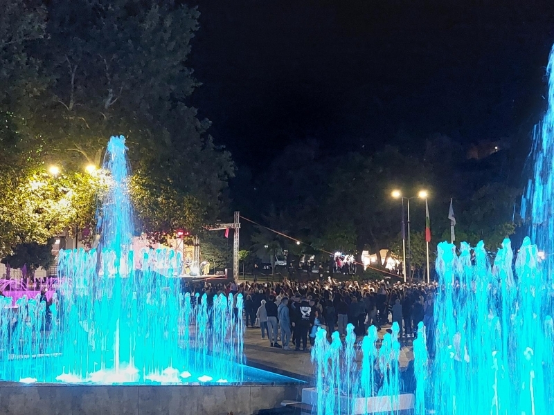 Стефан Вълдобрев и "Обичайните заподозрени" докоснаха публиката в Свищов със своята непринуденост, талант и добро отношение 