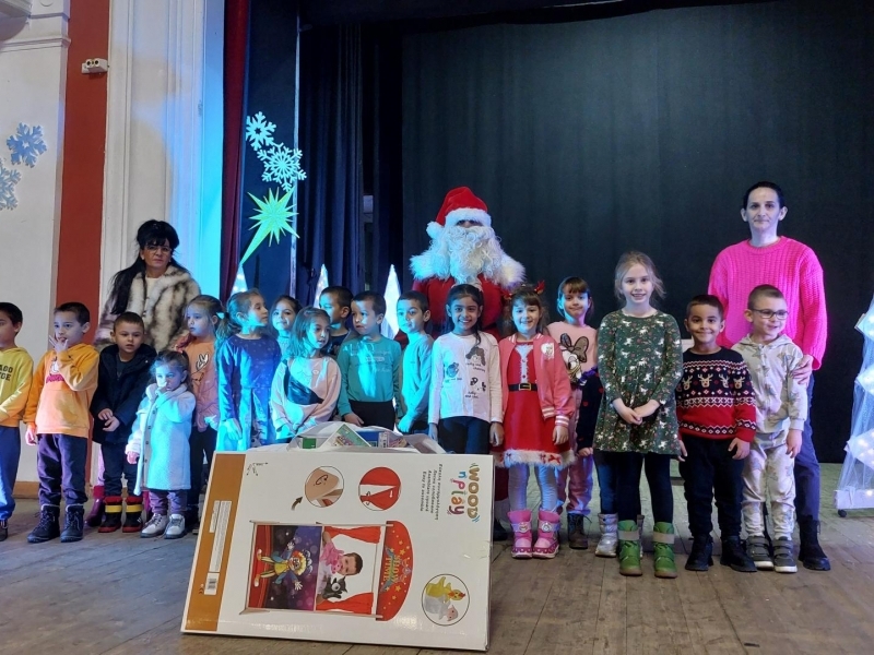 Коледна магия за най-малките: общинското ръководство зарадва децата в община Свищов 
