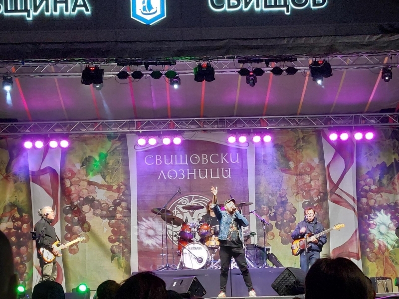 Стефан Вълдобрев и "Обичайните заподозрени" докоснаха публиката в Свищов със своята непринуденост, талант и добро отношение 