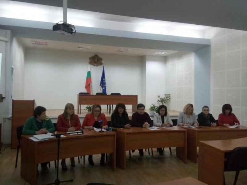 Община Свищов представи на свищовската общественост условията за прием в детските градини и училища