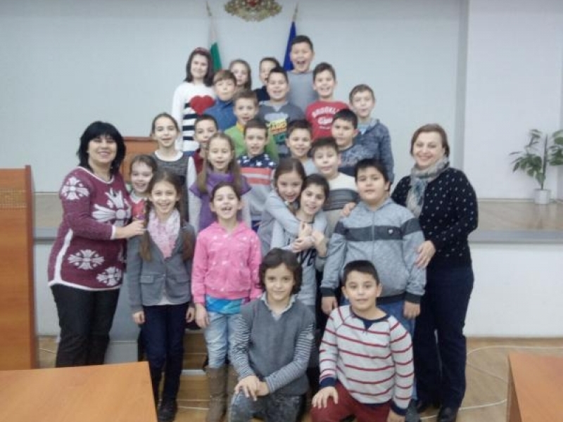 Второкласници проведоха изнесен урок по „Предприемачество“ в Община Свищов