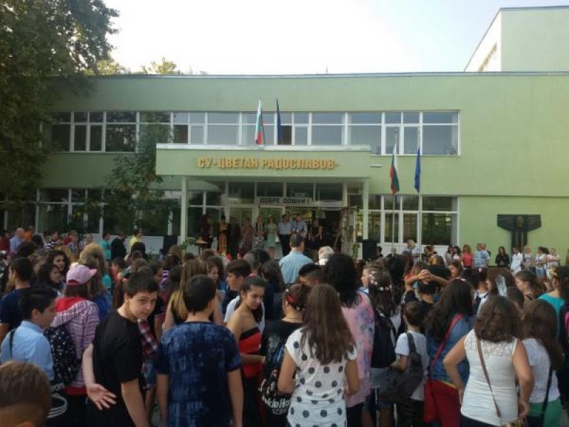 В Свищов нови трибагреници се развяха гордо над всички училища и детски градини  в първия учебен ден
