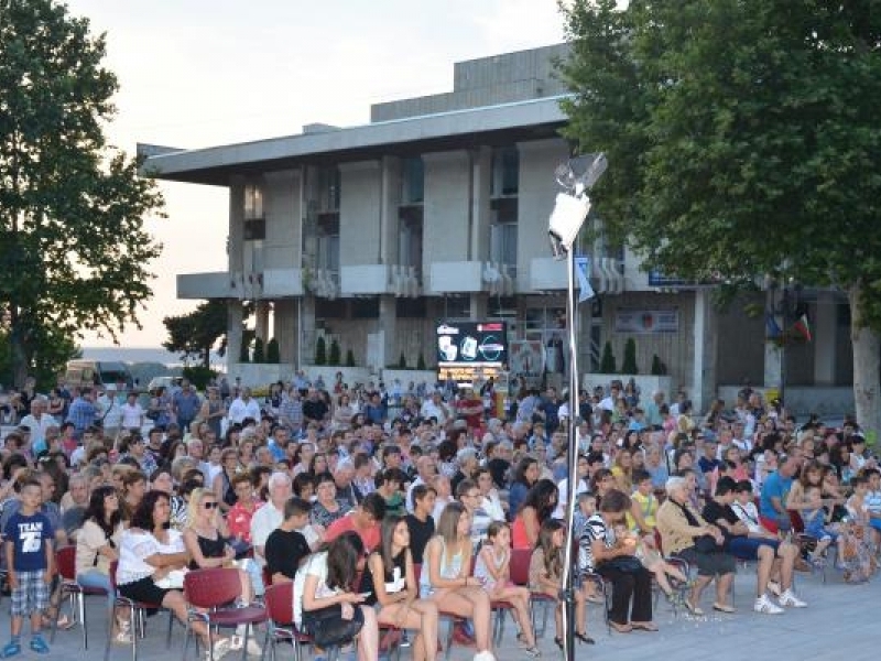 Концертът „140 години свободно творчество“ събра стотици хора на пл.“Алеко“ в Свищов