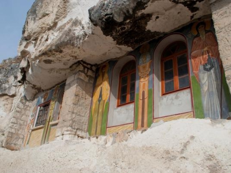 Скалните манастири – едно от чудесата на България