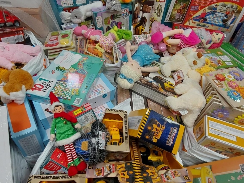 Коледна магия за най-малките: общинското ръководство зарадва децата в община Свищов 