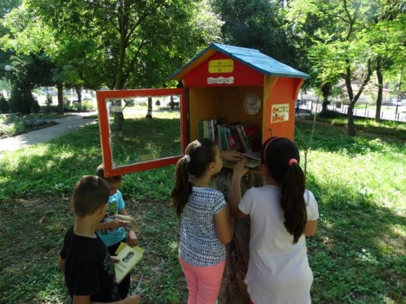 Центърът за обществена подкрепа в Свищов откри за пореден път детска паркова библиотека