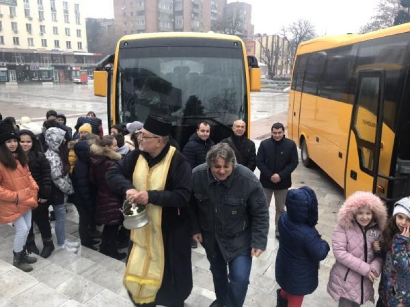 Две свищовски училища се радват на нови автобуси от днес