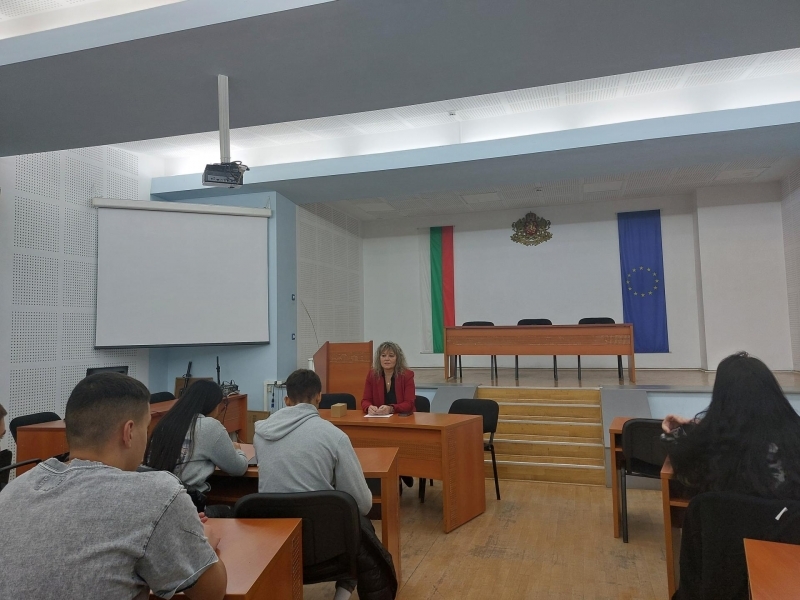 Ученици от ПДГТ "Димитър Хадживасилев" посетиха Община Свищов по повод Деня на българската община 