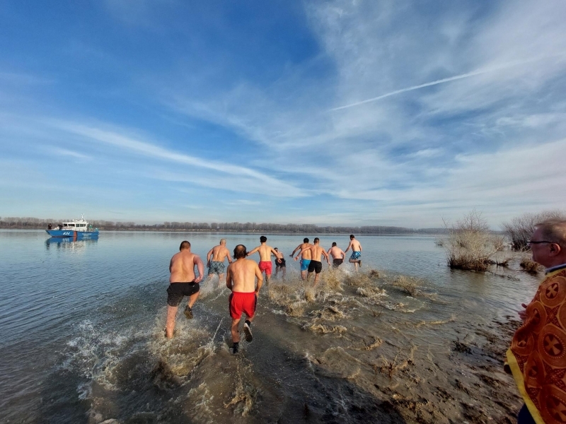 17-годишният Ивайло Йорданов спаси кръста от ледените води на река Дунав в Свищов  