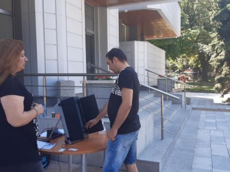 Жителите на Свищов се запознаха на практика с технологията на машинно гласуване 