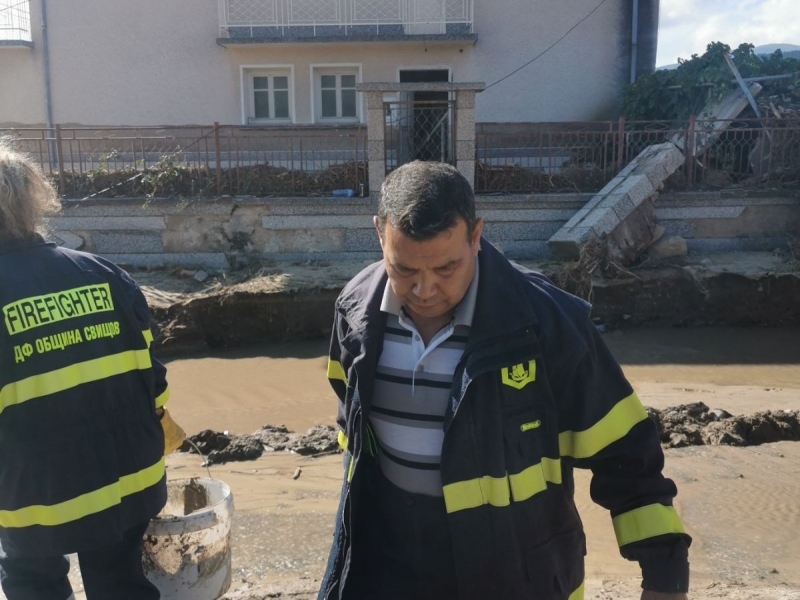 Доброволци от Свищов помагат на пострадалите от поройните дъждове в село Каравелово 