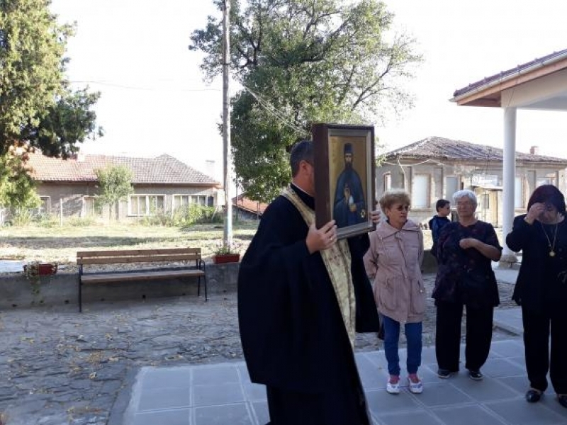 Чудотворната икона с мощите на Свети Ефрем Нови пристигна в Свищов