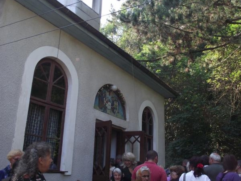 Манастирът “Успение Богородично” събра стотици миряни на празника