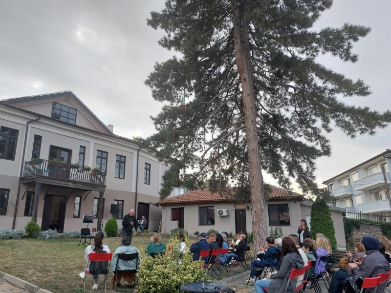 Рок певецът Константин Кацаров направи вълнуващ концерт в Исторически музей - Свищов