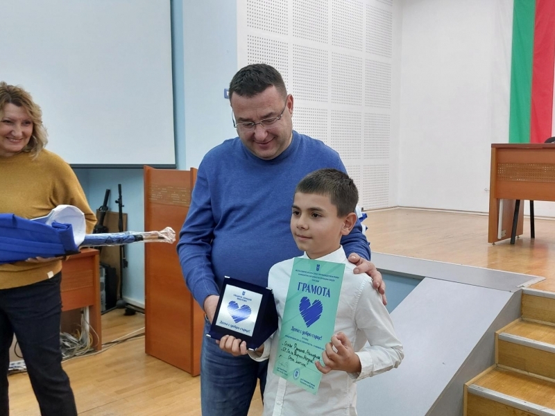 Местната комисия за борба срещу противообществени прояви в Свищов награди 32 деца с добри сърца 