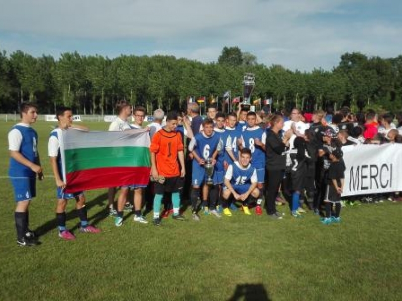 Футболистите на Тодор Борисов от „Академик“ Свищов са шампиони на международен турнир във Франция
