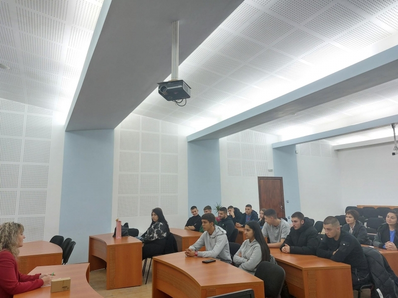Ученици от ПДГТ "Димитър Хадживасилев" посетиха Община Свищов по повод Деня на българската община 