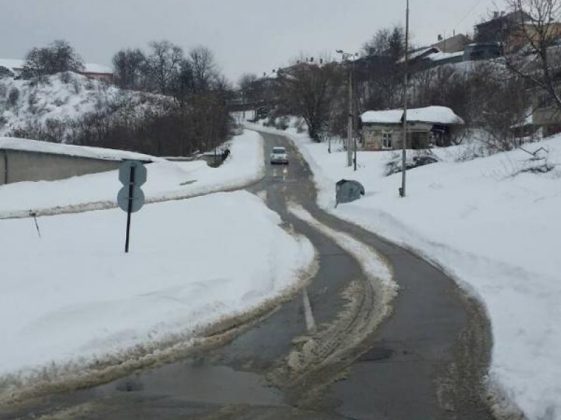След 36 часа денонощен труд основните улици и баири в Свищов са изчистени до асфалт