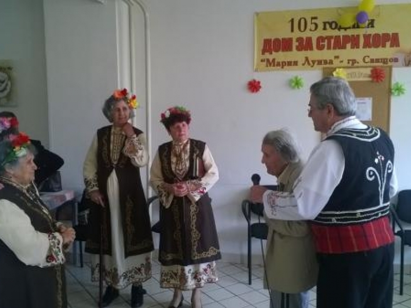 Певческата група към ПК „Щастливеца” зарадва възрастните хора от ДСХ „Мария Луиза”-гр.Свищов