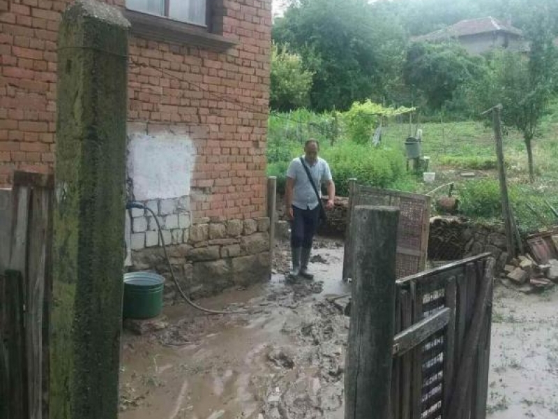 Областният управител проф. Любомира Попова посети община Свищов след проливните дъждове 