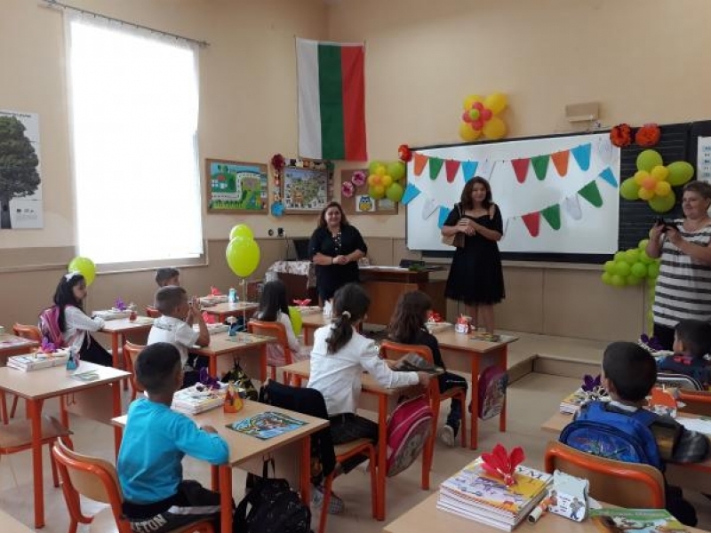 С много настроение и специални гости стартира новата учебна година в община Свищов  