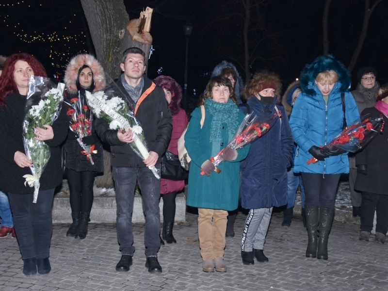Венци и цветя обсипаха паметника на Алеко Константинов в Свищов по повод 159 години от неговото рождение 