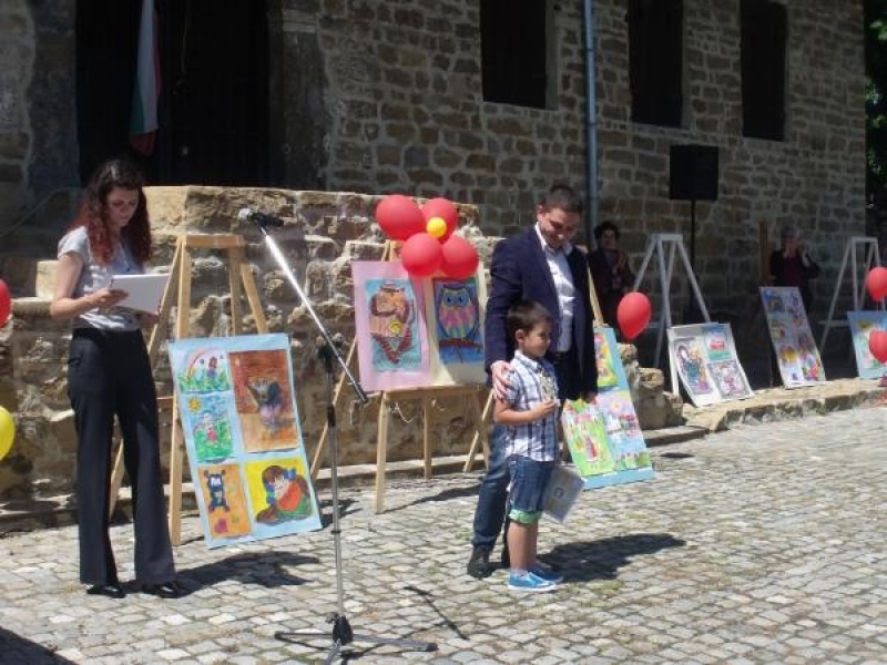 Наградиха участниците в националния конкурс за детска рисунка „Три звездички”