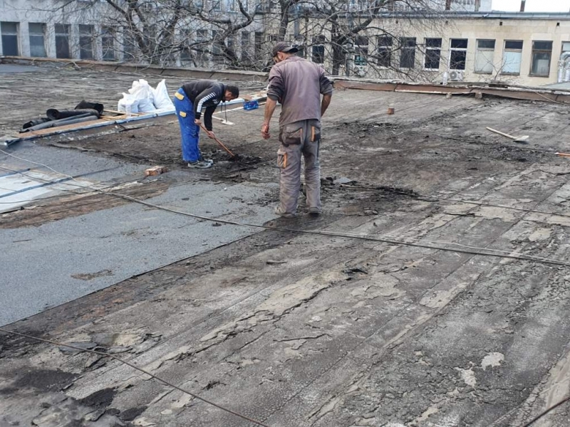 Неотложен авариен ремонт на част от покрива на поликлиниката в Свищов започна днес 