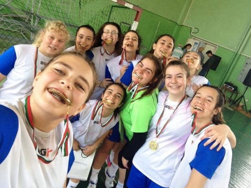 Момичетата на Величка Плачкова заслужено вдигнаха купата  в Националните ученически игри по хандбал