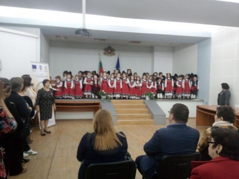 Близо 100 народни носии получиха децата от 4 детски градини в община Свищов