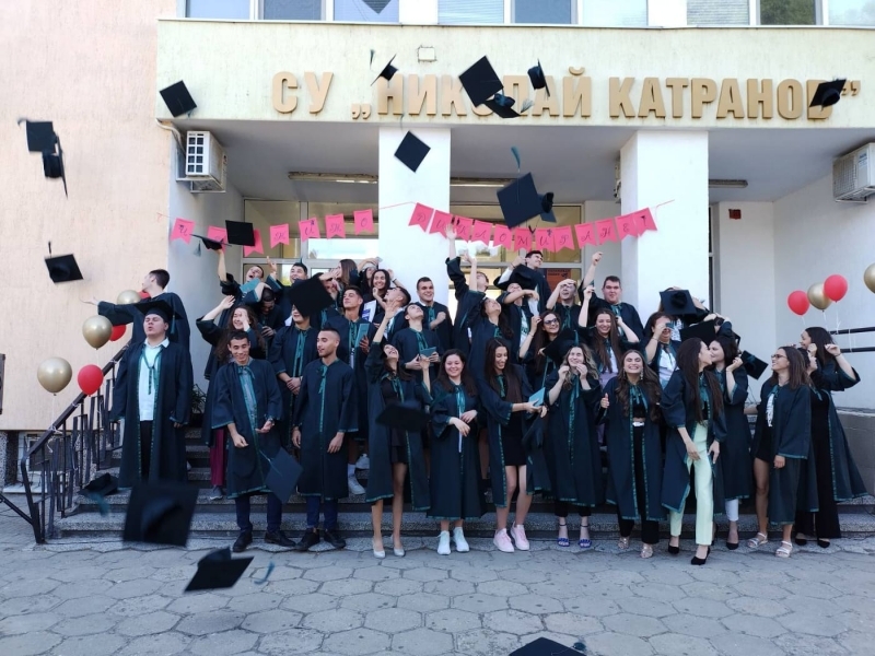 СУ „Николай Катранов“ дипломира випуск отличници 