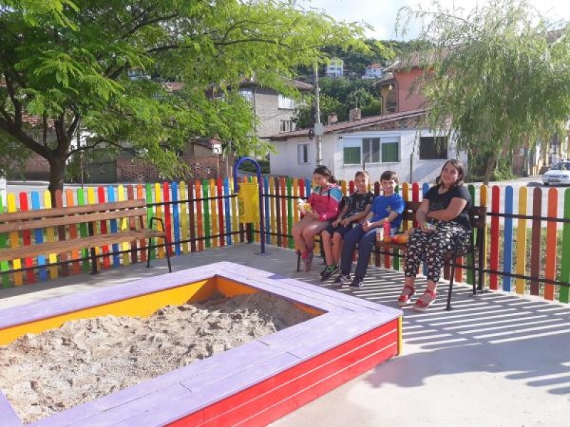 Обновените детски площадки в Свищов вече се изпълват с весел глъч и усмихнати деца