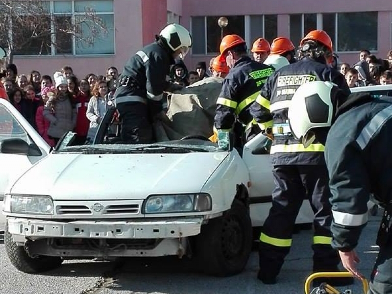 Осигуряване на първа помощ на пострадал показаха в СУ „Димитър Благоев”  