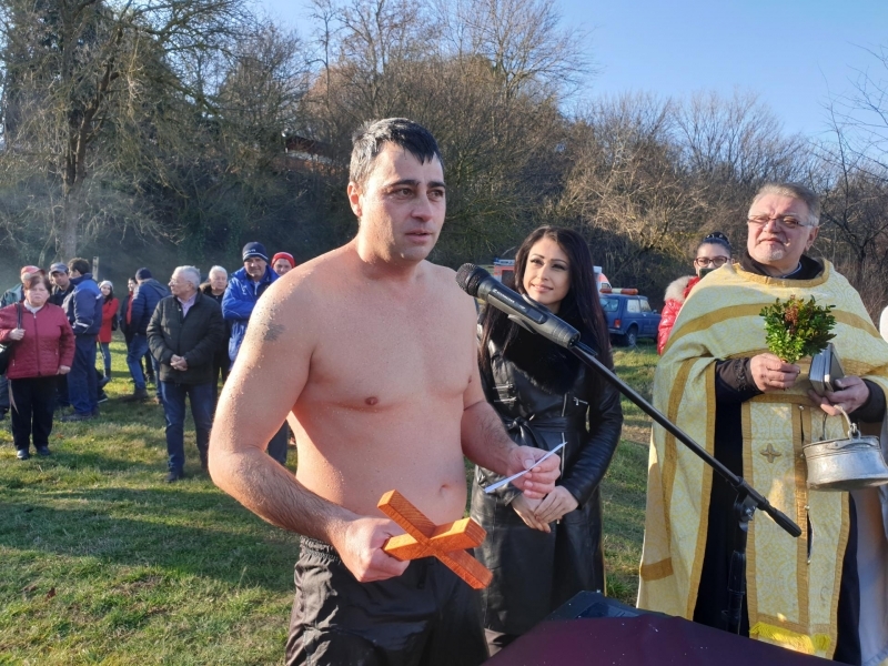 За трети път 39-годишният Явор Парушев извади богоявленския кръст от река Дунав край Свищов