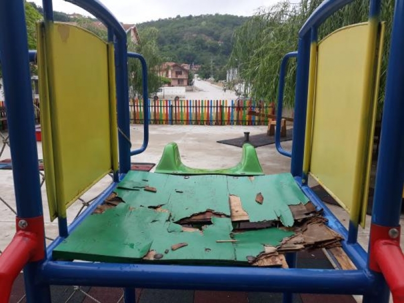 Вандалски прояви не пожалиха и детските площадки в Свищов