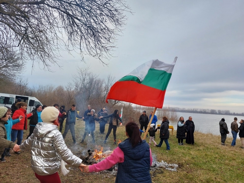 Светослав Йорданов извади Богоявленския кръст от студените води на река Дунав край Свищов 