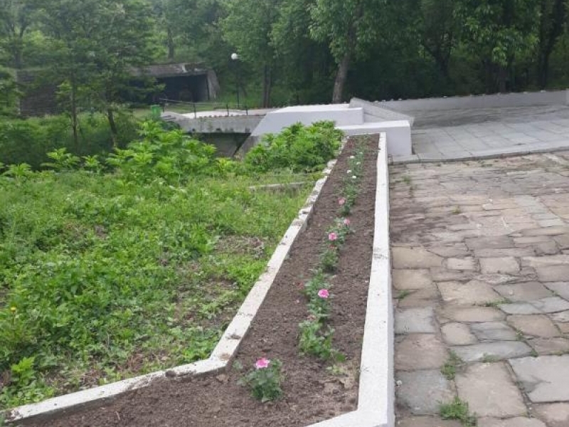 Новоизградени цветни алеи красят ремонтирания мост в местността „Паметниците“ край Свищов