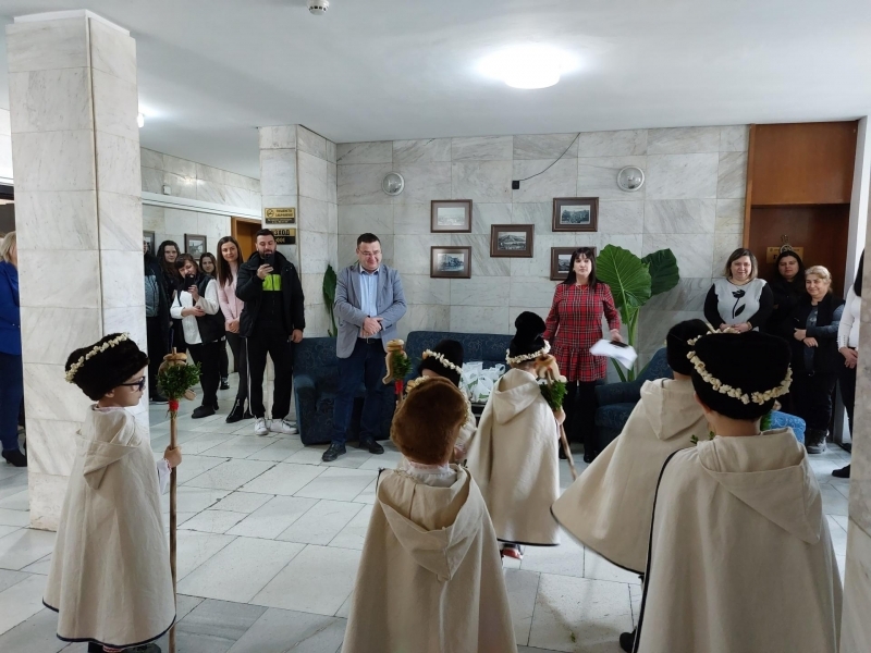 Коледари огласиха Община Свищов с песни и наричания за здраве и берекет  
