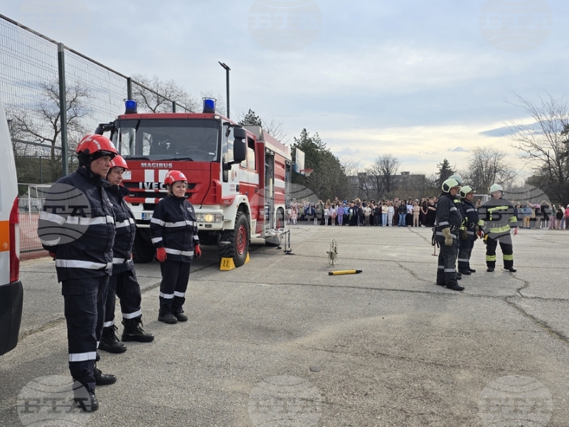Демонстрация за извеждане на пострадал при пътнотранспортно произшествие и учебна евакуация при пожар проведоха в свищовско училище  