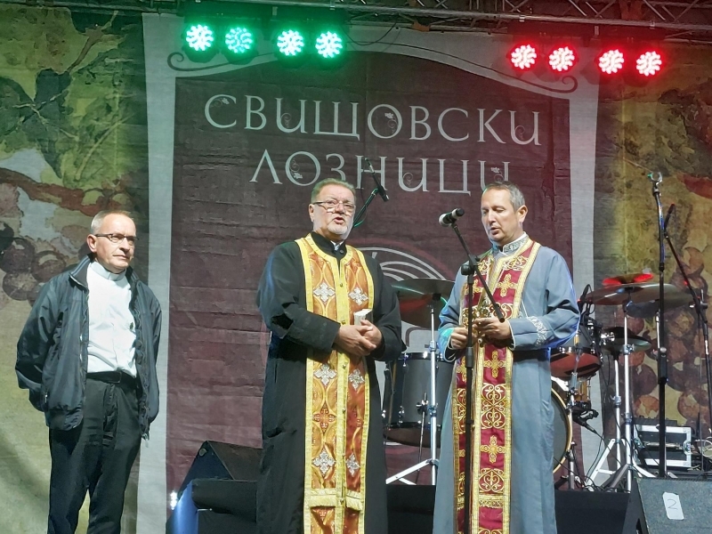 Кметът на Свищов официално откри празниците на града "Свищовски лозници"    