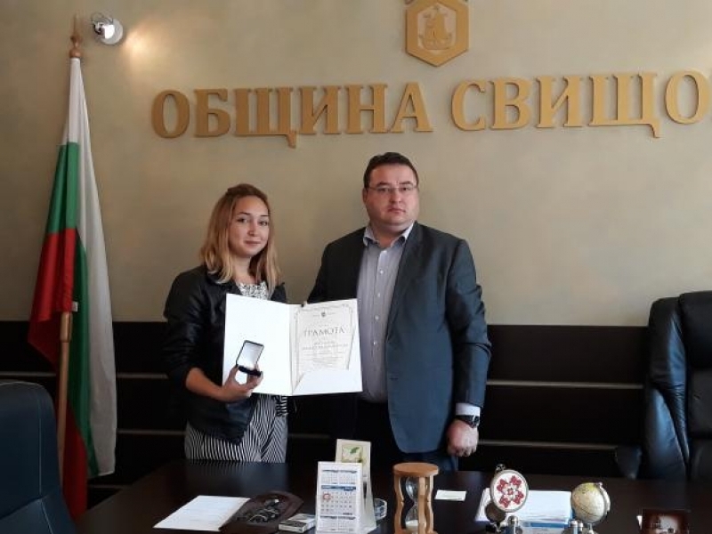 Сребърната медалистка от националния кулинарен конкурс на БХРА Василена Димитрова получи почетен знак и грамота от кмета на Свищов 