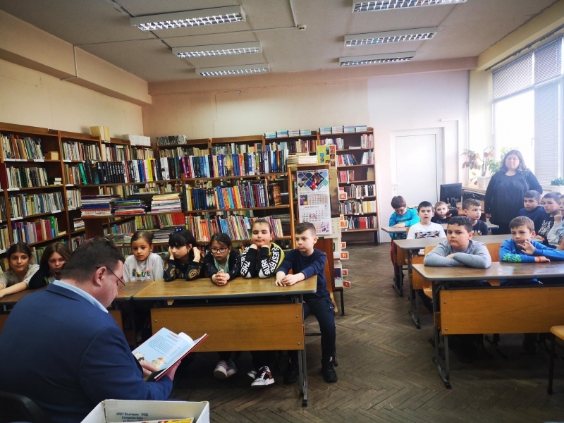 Кметът на Свищов и секретарят на Първото българско народно читалище се включиха заедно в маратона на четенето