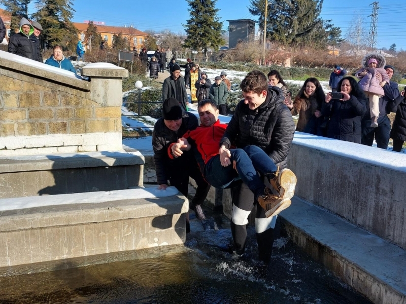 На обичая „Къпанки“ младоженецът Тома Савов бе окъпан за здраве в ледените води на чешмата в с. Царевец