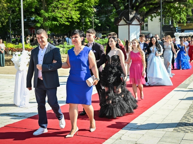 Свищов изпрати своите абитуриенти по червен килим