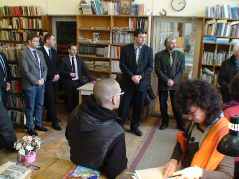 Академично дарение от 160 книги  за читалищната библиотека в Свищов