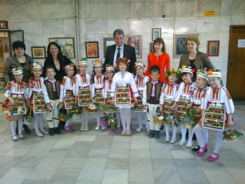 Малки лазарки гостуваха на общинската администрация в Свищов