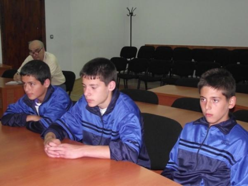 Кметът поздрави юношите от ФК \"Академик\"